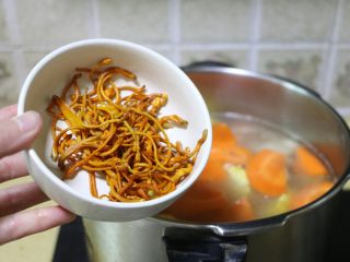虫草花玉米筒骨汤,泡好的虫草花洗净，放入锅中