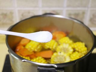虫草花玉米筒骨汤,出锅前加入盐调味