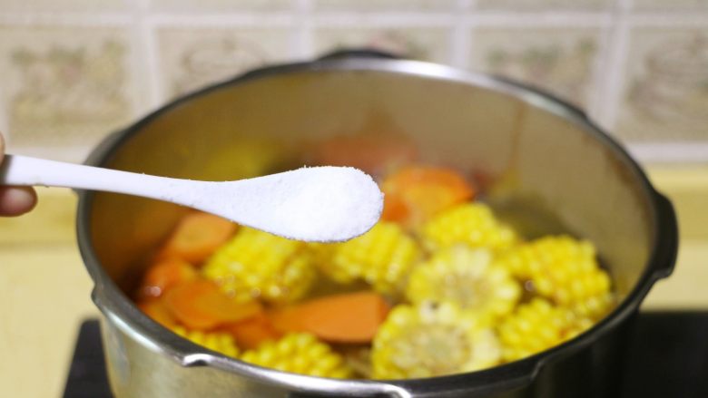 虫草花玉米筒骨汤,出锅前加入盐调味