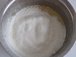 芒果多多奶油盒子蛋糕,4.筛入低筋面粉Z字搅拌以免面粉