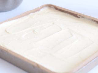 芒果多多奶油盒子蛋糕,8.倒入烤盘中 用刮板刮平  震动烤盘震出大气泡
