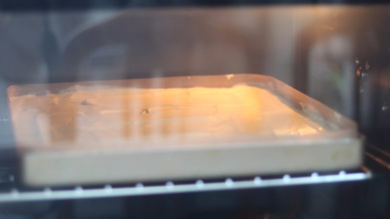 芒果多多奶油盒子蛋糕,9.放入提前预热好的烤箱内180度20分钟左右
