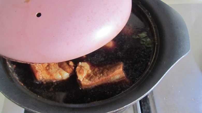 卤素鸡卤肉双拼,加盖继续炖煮五分钟，关火，浸泡一个小时以上即可。