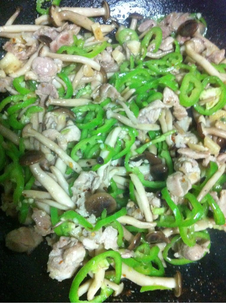 蟹味菇（真姬菇）炒肉,猪肉和蟹味菇熟时下青椒翻炒加盐后装盘