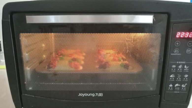 开放在面包上的花朵,17.放入预热好的烤箱，175°，25分钟即可
