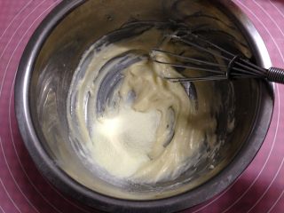 酥粒蔓越莓奶酪卷,然后加入奶粉搅拌均匀