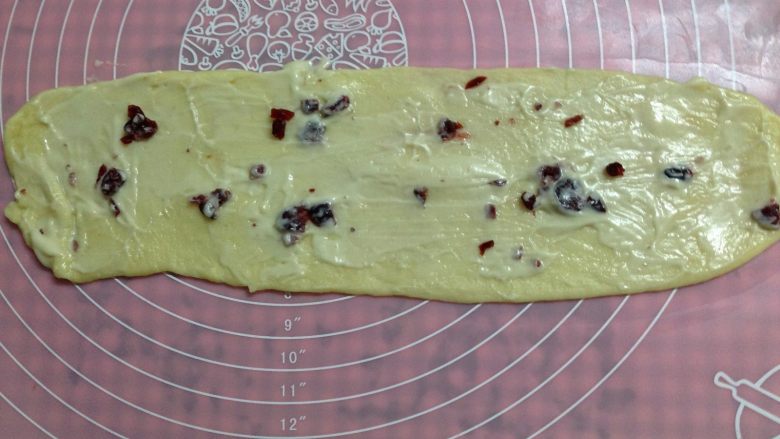 酥粒蔓越莓奶酪卷,抹一层蔓越莓奶酪酱