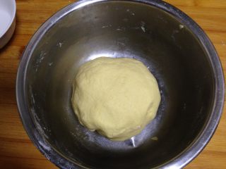 仿真玉米包,加入酵母、泡打粉和水合成稍硬的面团