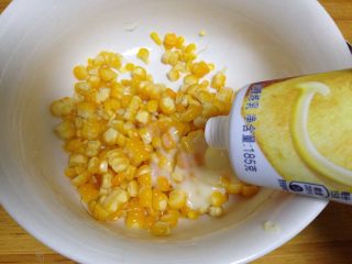 仿真玉米包,熟玉米粒加炼奶拌匀备用