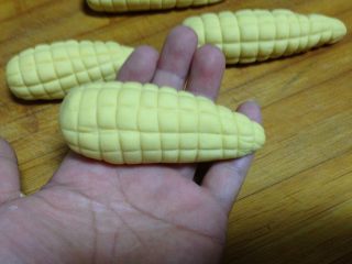仿真玉米包,
用刀压出竖纹、再压出横纹，此时很像玉米了