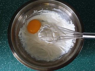 豆乳盒子,分离鸡蛋A，再逐个加入蛋黄拌匀