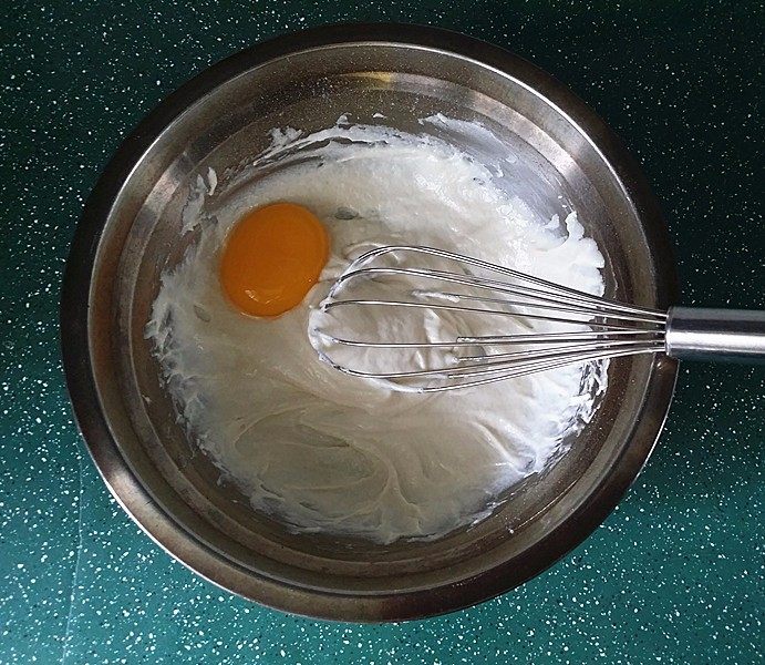 豆乳盒子,分离鸡蛋A，再逐个加入蛋黄拌匀