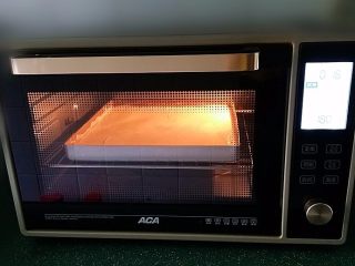 豆乳盒子,送入提前预热好的烤箱，180度、上下火、烤18分钟左右