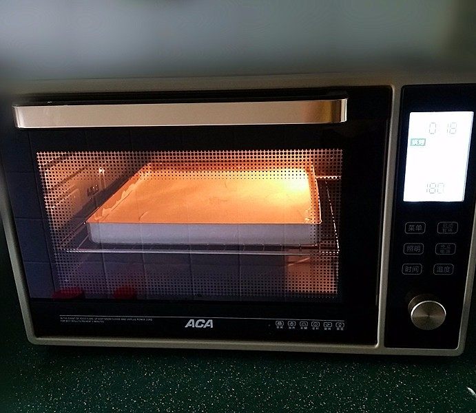 豆乳盒子,送入提前预热好的烤箱，180度、上下火、烤18分钟左右