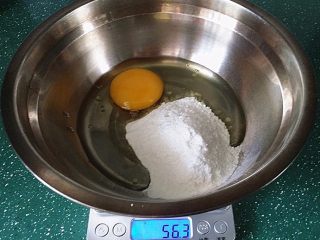 豆乳盒子,第三步：准备豆乳奶酪酱
将鸡蛋B、糖粉B放入盆中拌至完全融合
(PS:鸡蛋需大于50克）