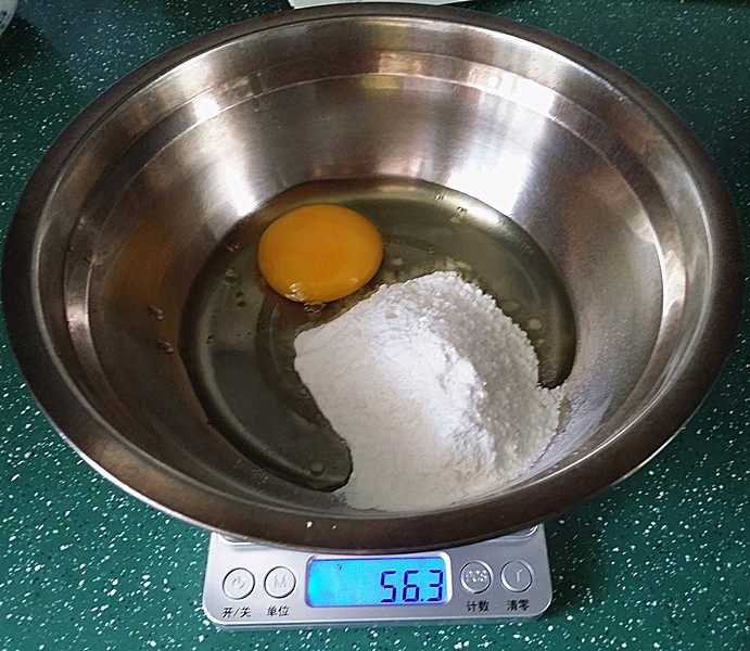 豆乳盒子,第三步：准备豆乳奶酪酱
将鸡蛋B、糖粉B放入盆中拌至完全融合
(PS:鸡蛋需大于50克）