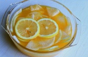 橙香萝卜花,待水温变凉后放入萝卜片，并放上2片<a style='color:red;display:inline-block;' href='/shicai/ 595'>柠檬</a>，浸泡半天，气温较高的话放入冰箱冷藏。