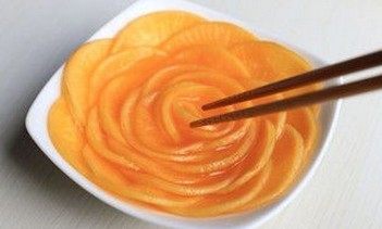 橙香萝卜花,将萝卜片取出，在一个略有高度的盘中依次码放，大片放边上，越往里越小，中间卷起，即成玫瑰花样，浇少许果汁即可。