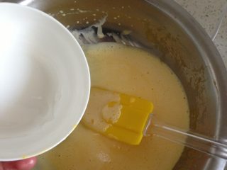 肉松蛋糕卷,如图：倒入水拌均匀。