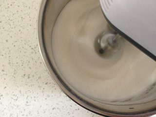 肉松蛋糕卷,如图：蛋清打到起粗泡加糖，搅打均匀再加糖，分三次加糖搅打到蛋白拎起有弯勾不消失。