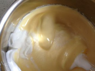 肉松蛋糕卷,如图：将蛋黄糊倒入蛋清盆上下搅拌均匀。倒入铺好锡纸的烤盘，用力震出气泡。烤箱预热后中下层160度20分钟。