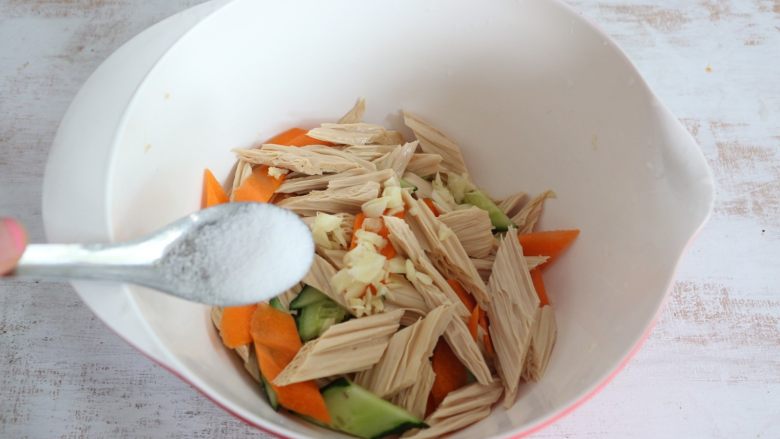 夏日清新小凉菜-凉拌腐竹,加入少许盐。