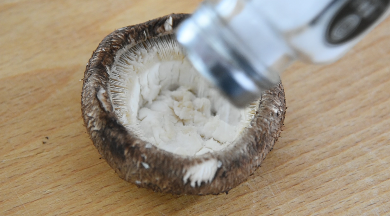 芝士蘑菇盅：蘑菇做成盅，别致又美味,撒少盐