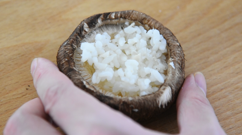 芝士蘑菇盅：蘑菇做成盅，别致又美味,放入适量米饭