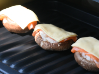 芝士蘑菇盅：蘑菇做成盅，别致又美味,将烤箱预热至180度，烤8分钟