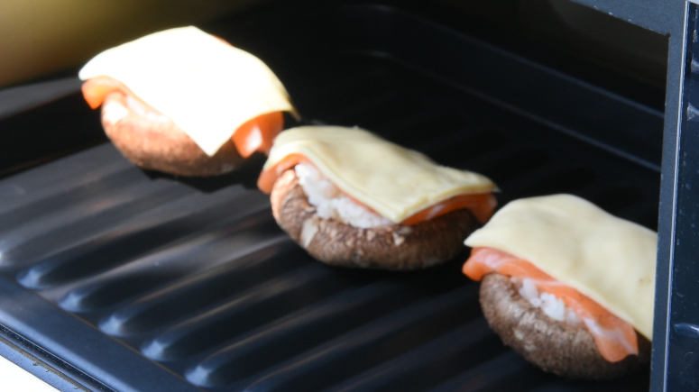 芝士蘑菇盅：蘑菇做成盅，别致又美味,将烤箱预热至180度，烤8分钟