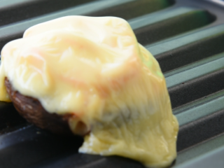 芝士蘑菇盅：蘑菇做成盅，别致又美味,取出转盘即可