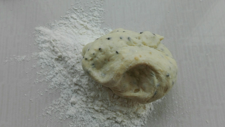 全麦黑芝麻玉米面馒头,每一份分好的小面团，掺入大约20克左右的干面粉，充分揉进去