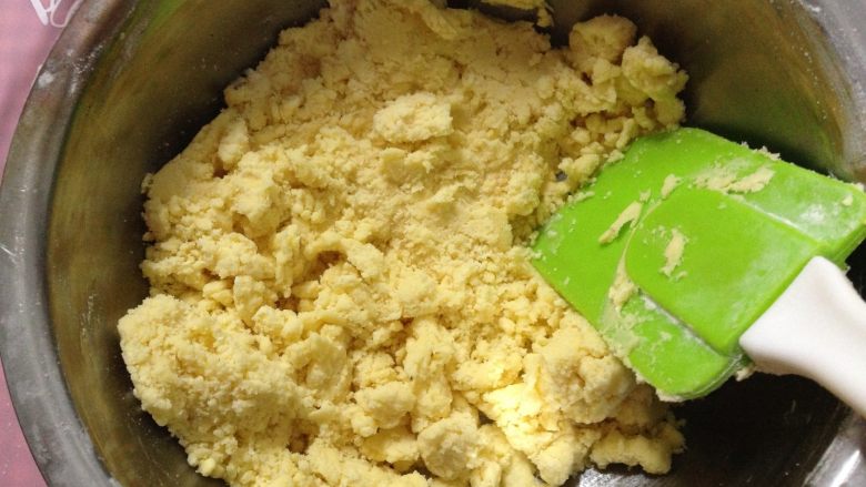 酥脆奶酪球,用刮刀边压边拌，使面粉和黄油完全混合，拌到没有干面粉的状态即可