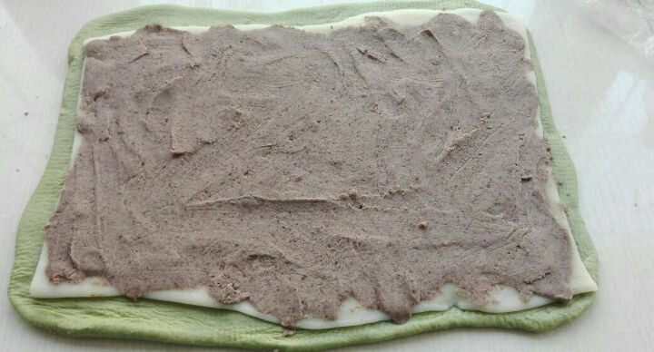 抹茶麻薯豆沙包,将面团擀好的长方形上面放擀好的麻薯片，在放一层豆沙