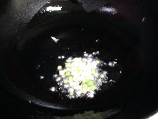五蔬凤尾虾,热锅凉油下入葱、蒜碎炒出香味