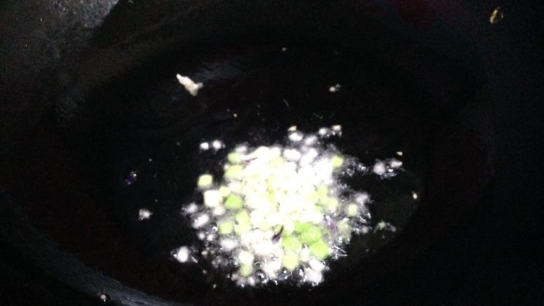 五蔬凤尾虾,热锅凉油下入葱、蒜碎炒出香味