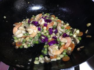 五蔬凤尾虾,最后加入紫甘蓝丁翻匀即可出锅