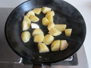 酱烧土豆鸡翅根,煎至土豆表面有些微微焦黄时关火备用；