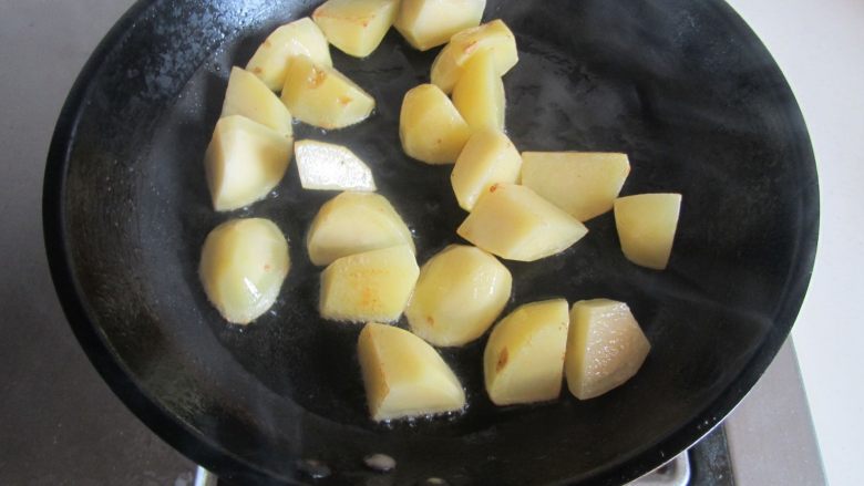 酱烧土豆鸡翅根,煎至土豆表面有些微微焦黄时关火备用；