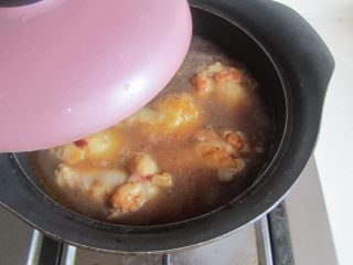 酱烧土豆鸡翅根,加入没过原材料的水， 再加入少许生抽上色；