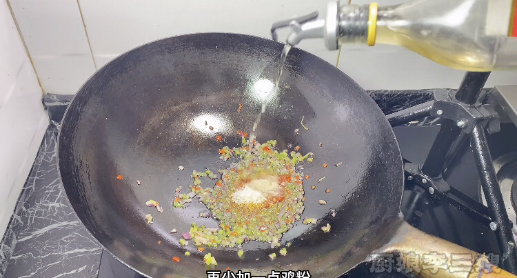 外焦里嫩的海苔豆腐卷儿制作方法,加点料酒在里面