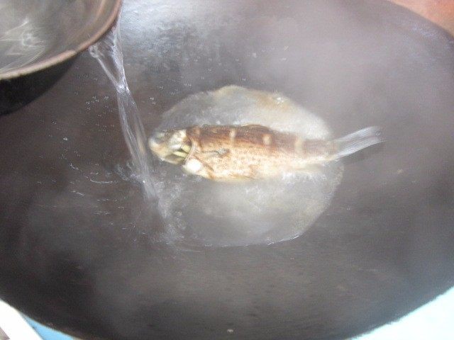 鲫鱼豆腐汤,倒入适量开水，一次性加入。