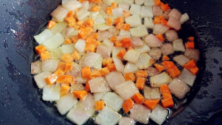 西红柿土豆炖牛肉,下胡萝卜丁稍炒一下