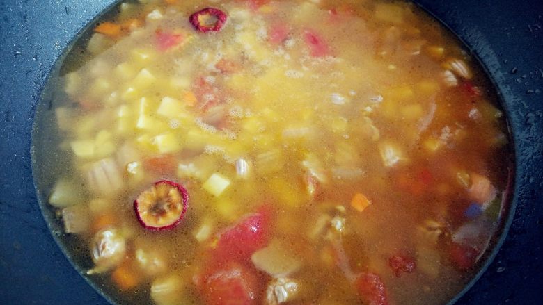 西红柿土豆炖牛肉,加稍多的温水，大火煮