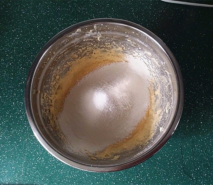 西番尼蛋糕,打至完全融合后筛入蛋糕粉