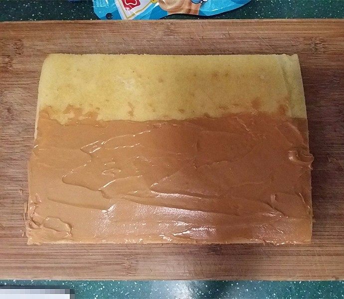 西番尼蛋糕,在2/3处挤入花生酱抹平；自上向下平均切5长条，再叠加成5层蛋糕体
