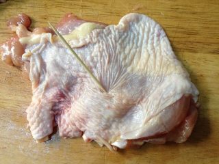 照烧鸡腿饭,去骨的鸡肉平摊开，用牙签或叉子扎上无数的眼，以便入味