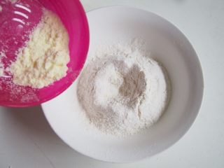 巧克力脆棒,将奶粉与低筋面粉混合均匀。