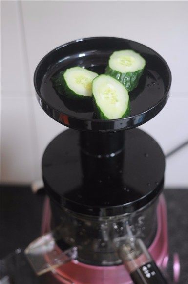 清新爽口——薄荷黄瓜面,黄瓜片和薄荷叶放入榨汁机中，榨汁
