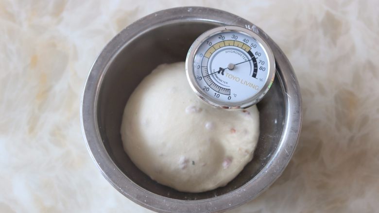 火腿土司,8.面团放入盆内盖保鲜膜进行第一次发酵  （第一次发酵的最佳温度是26-29度 湿度在75%）